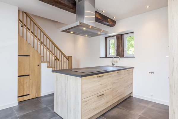 Foto - Te koop: Een woning voor de toekomst met een energielabel van A+++ met een multifunctionele ruimte      (ca 25 m2) en tuin met eiken overkapping en grote eiken carport in het Heuvelland.